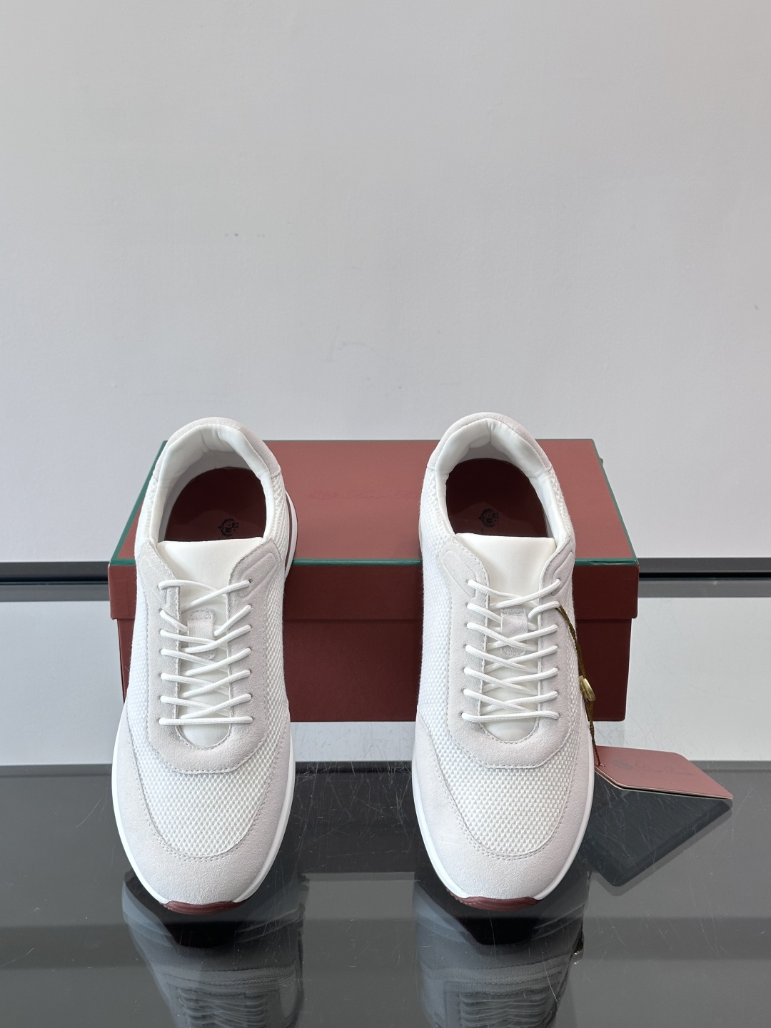 Loro Piana Week End Walk系列运动鞋，采用独家Pecora Nera®黑羊毛，原料