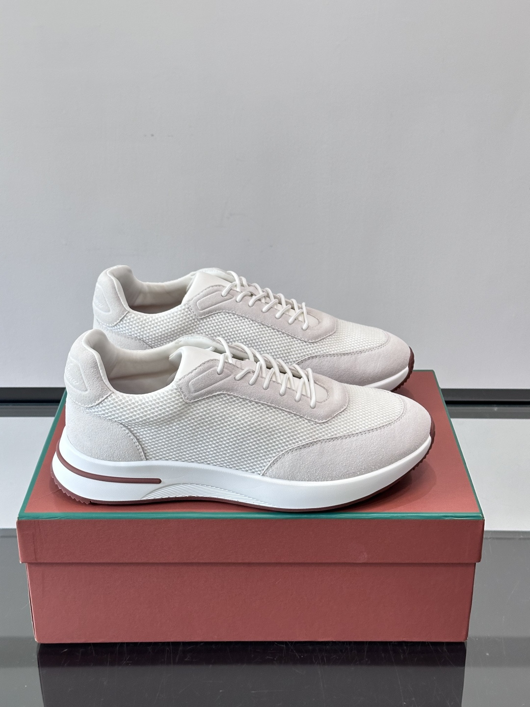 Loro Piana Week End Walk系列运动鞋，采用独家Pecora Nera®黑羊毛，原料