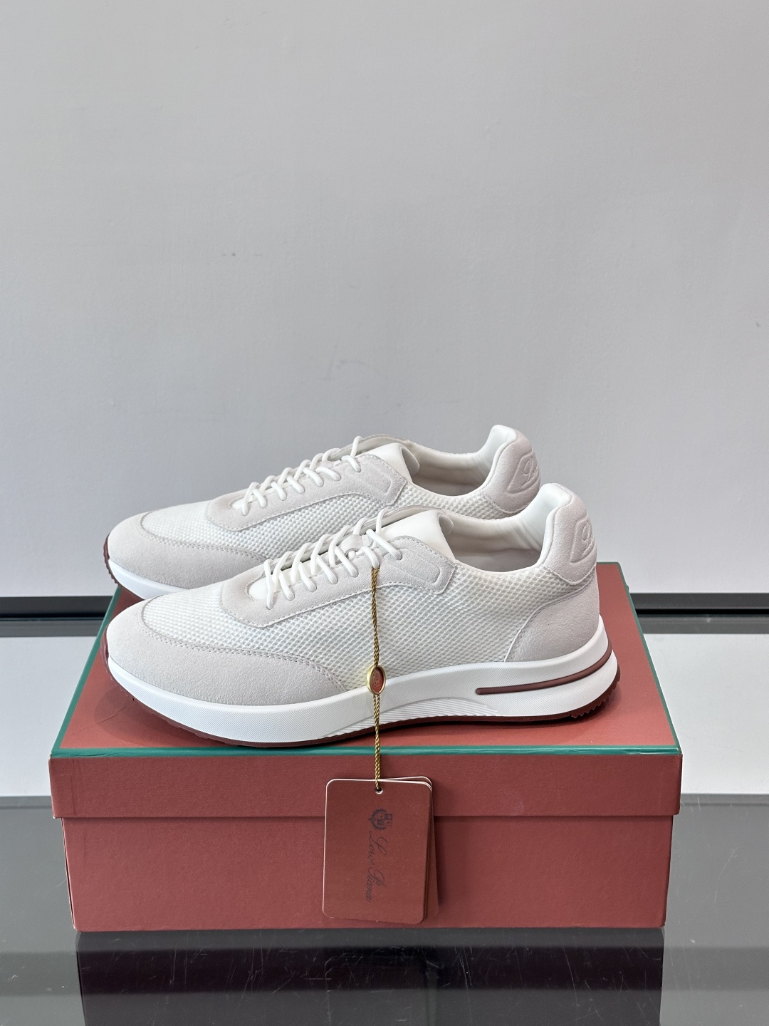 Loro Piana Week End Walk系列运动鞋，采用独家Pecora Nera®黑羊毛，原料