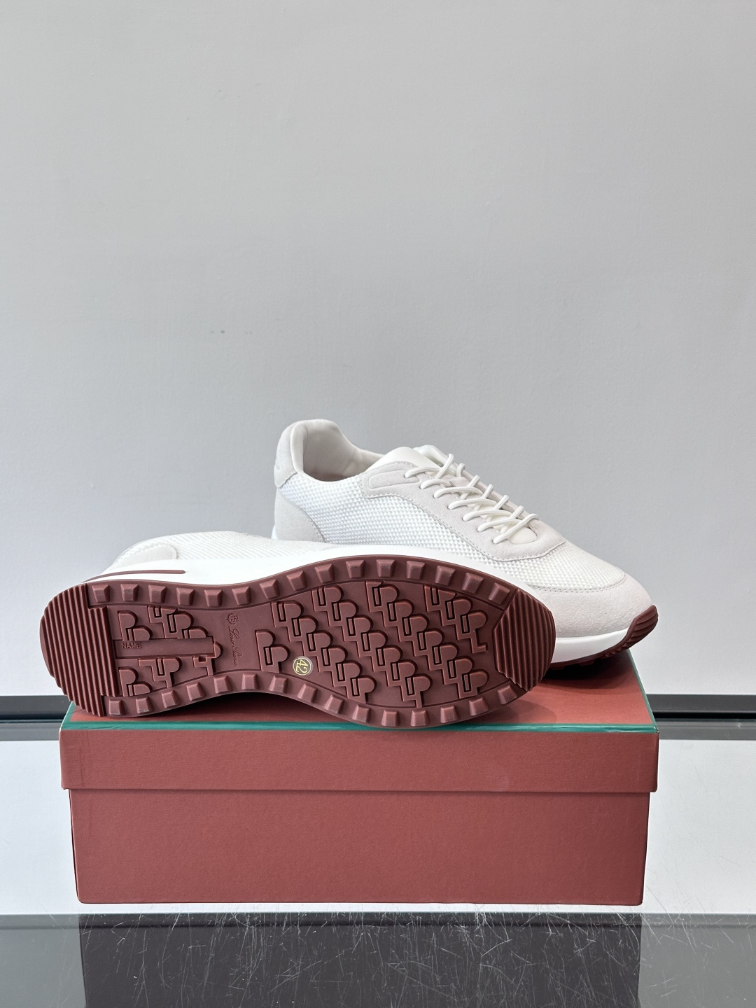 Loro Piana Week End Walk系列运动鞋，采用独家Pecora Nera®黑羊毛，原料