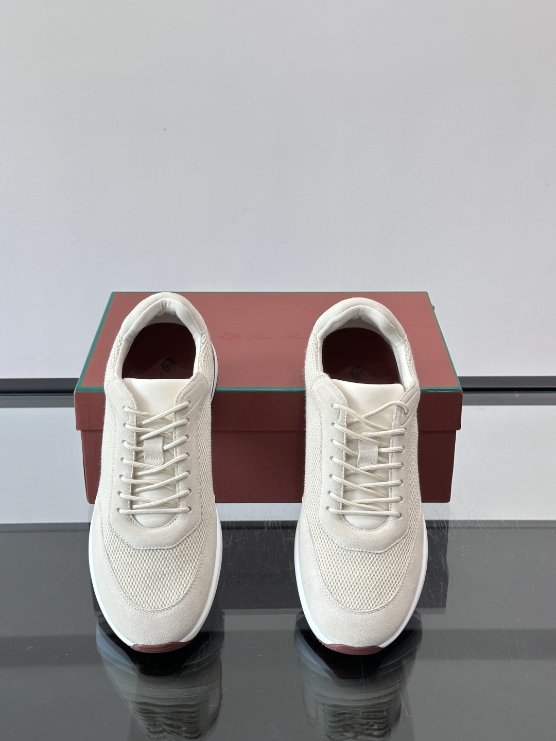 Loro Piana Week End Walk系列运动鞋，采用独家Pecora Nera®黑羊毛，原料