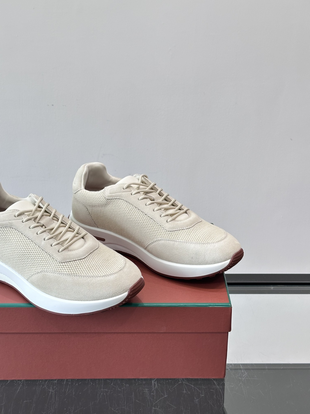 Loro Piana Week End Walk系列运动鞋，采用独家Pecora Nera®黑羊毛，原料