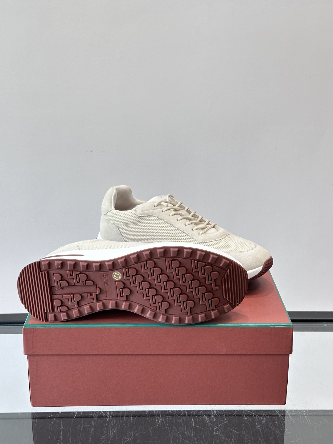 Loro Piana Week End Walk系列运动鞋，采用独家Pecora Nera®黑羊毛，原料