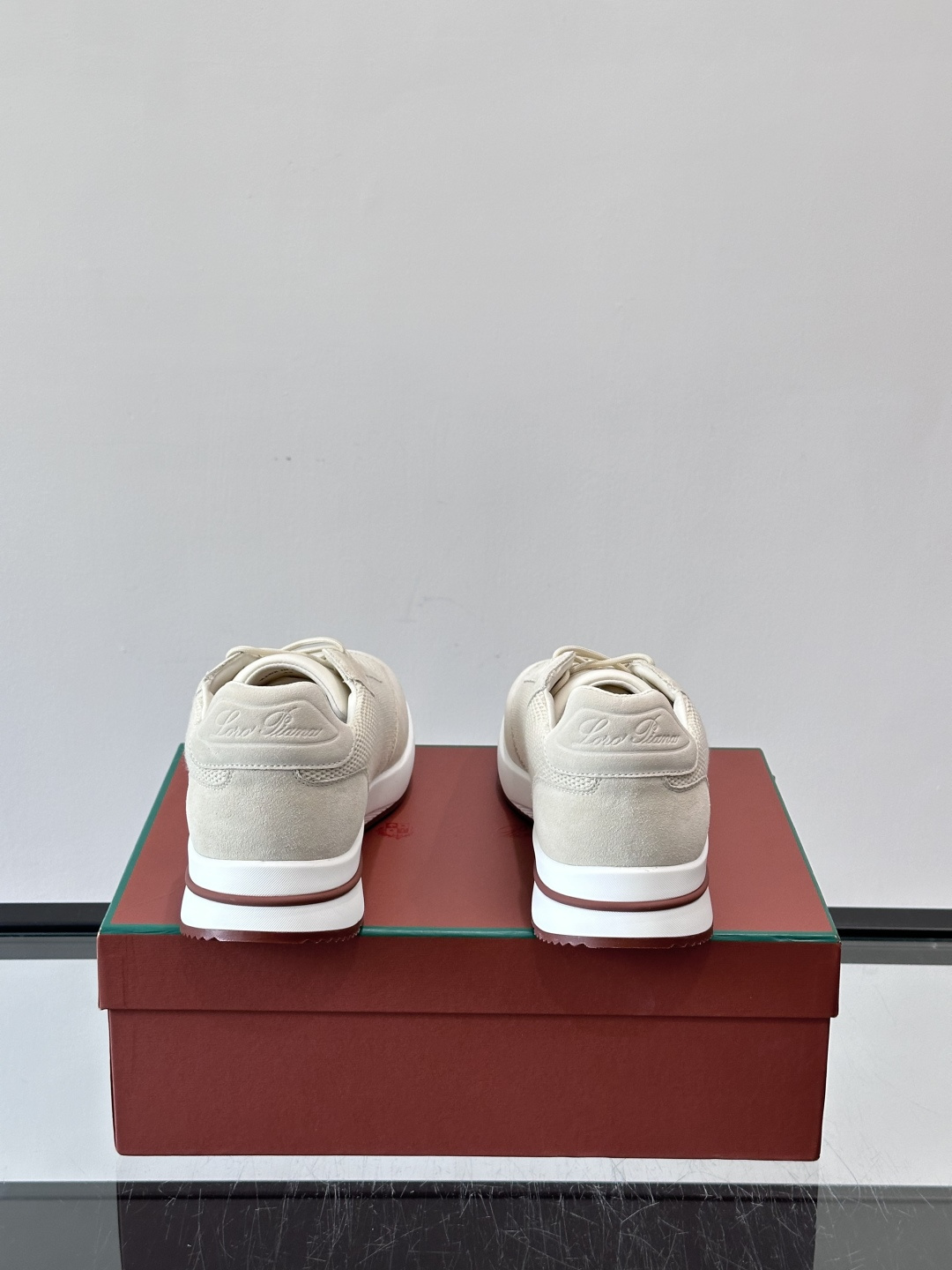 Loro Piana Week End Walk系列运动鞋，采用独家Pecora Nera®黑羊毛，原料