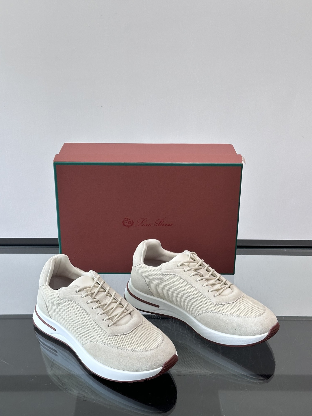 Loro Piana Week End Walk系列运动鞋，采用独家Pecora Nera®黑羊毛，原料