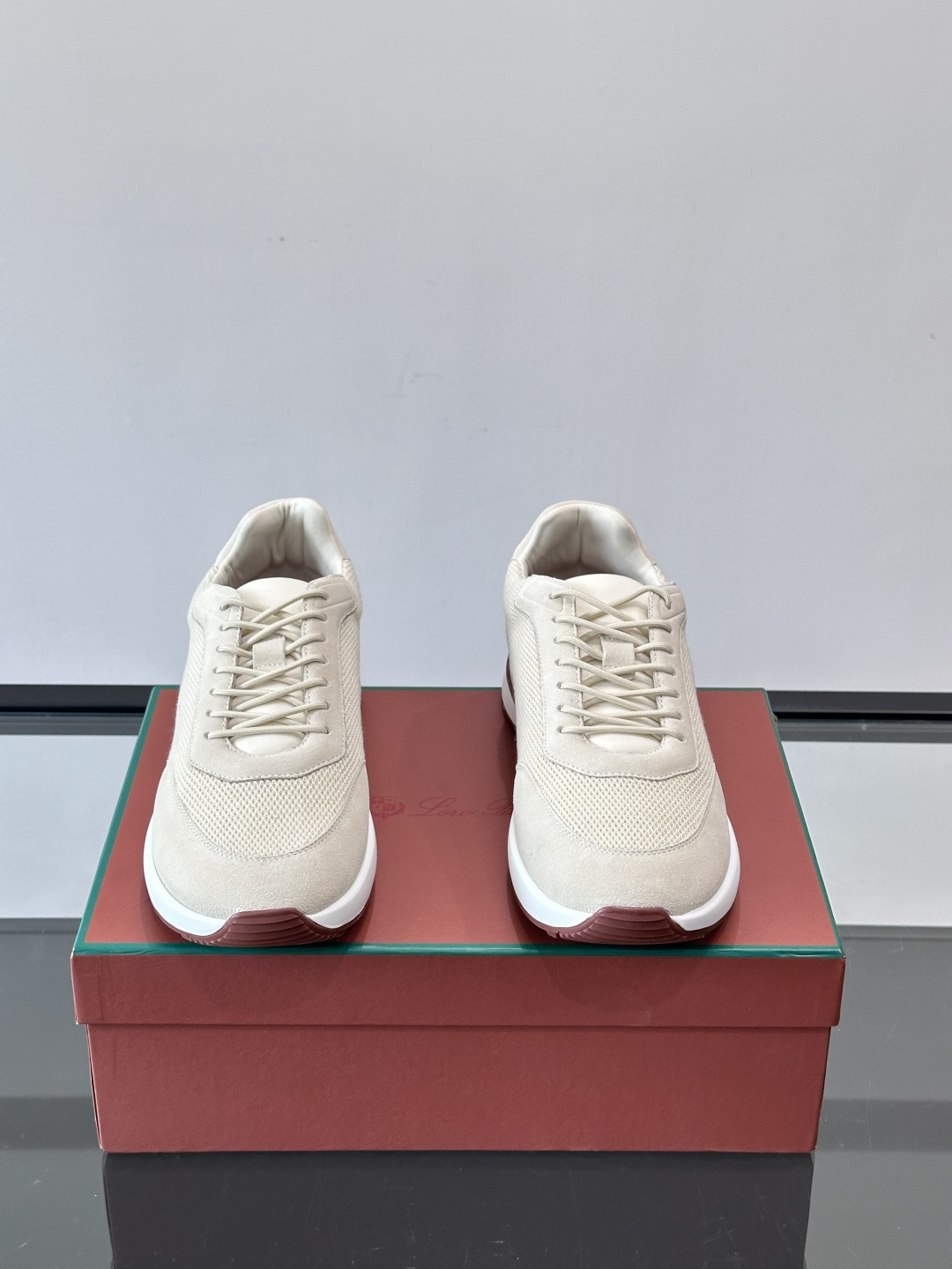 Loro Piana Week End Walk系列运动鞋，采用独家Pecora Nera®黑羊毛，原料