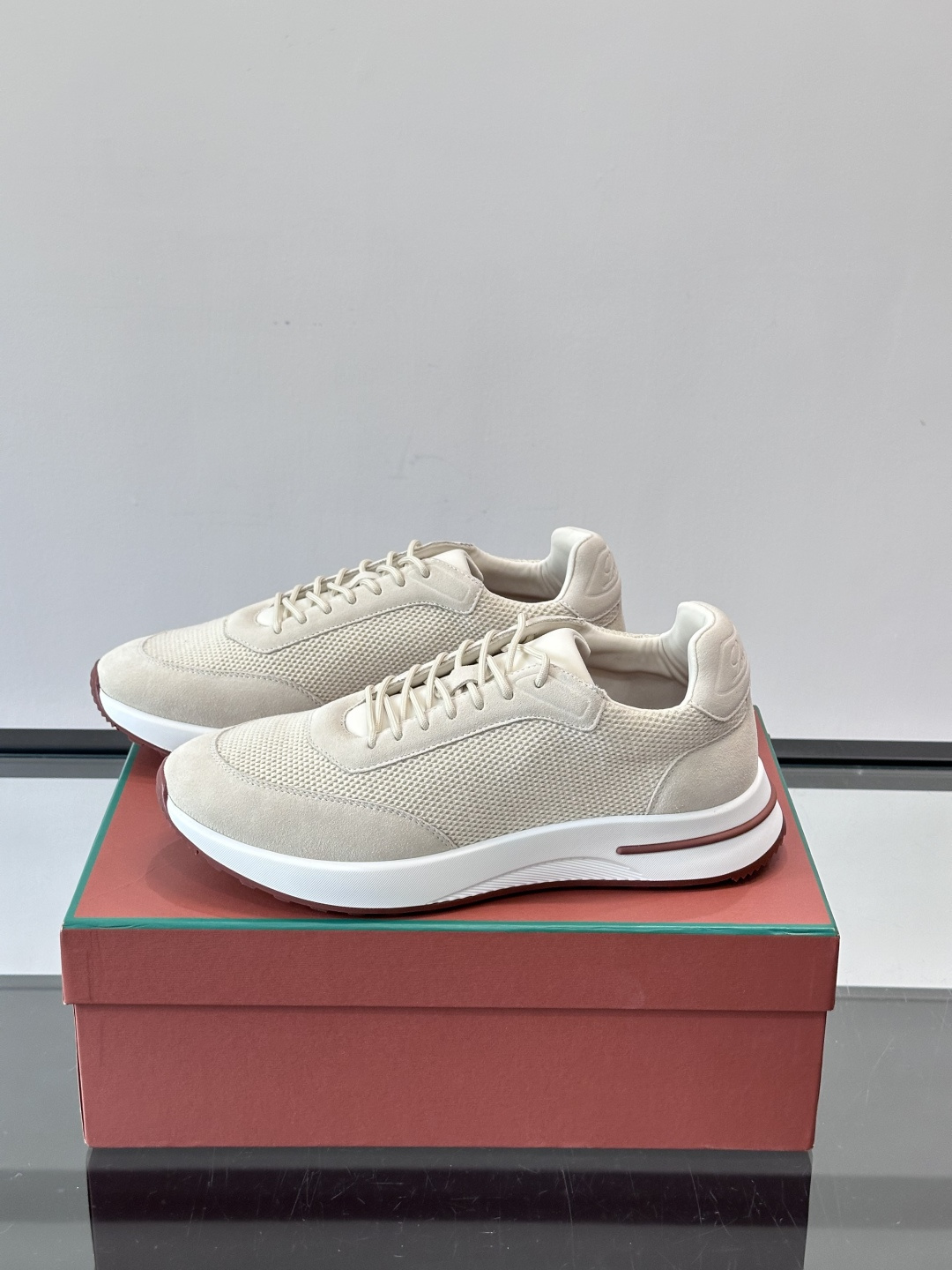 Loro Piana Week End Walk系列运动鞋，采用独家Pecora Nera®黑羊毛，原料