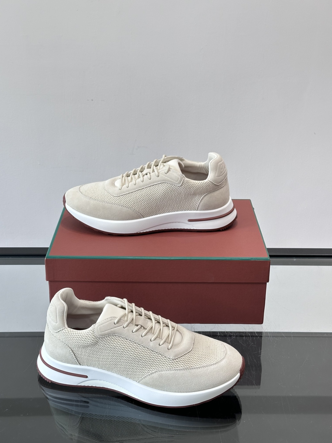 Loro Piana Week End Walk系列运动鞋，采用独家Pecora Nera®黑羊毛，原料