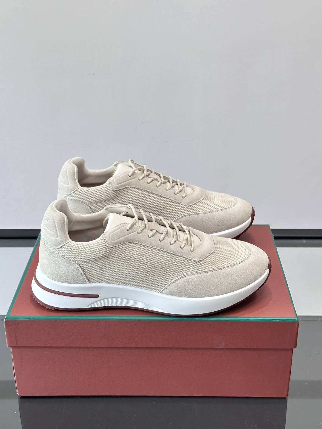 Loro Piana Week End Walk系列运动鞋，采用独家Pecora Nera®黑羊毛，原料