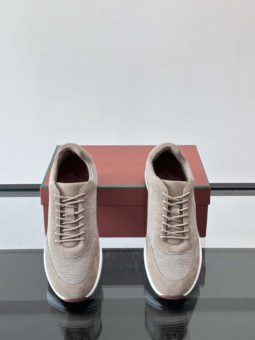 Loro Piana Week End Walk系列运动鞋，采用独家Pecora Nera®黑羊毛，原料