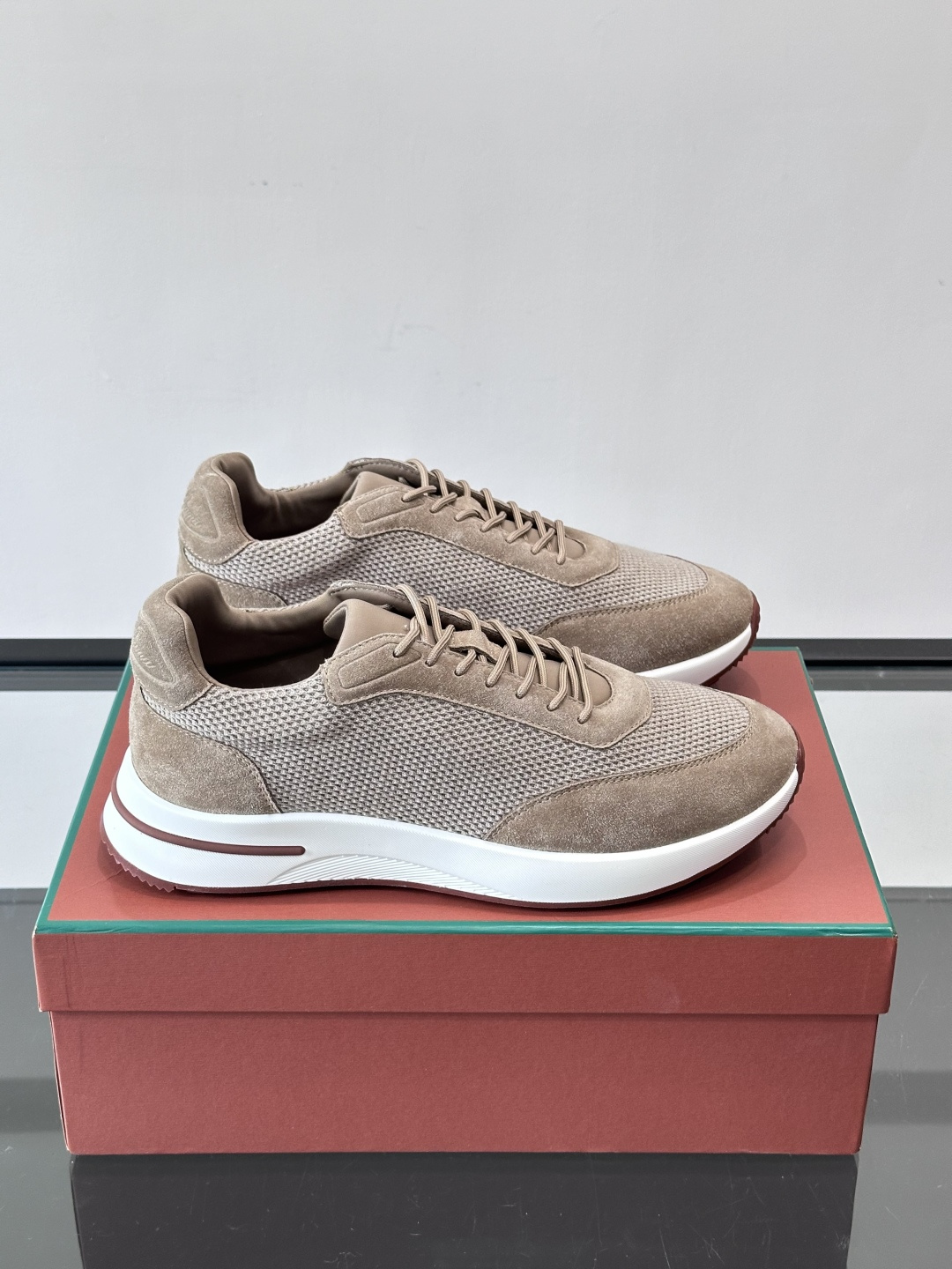 Loro Piana Week End Walk系列运动鞋，采用独家Pecora Nera®黑羊毛，原料