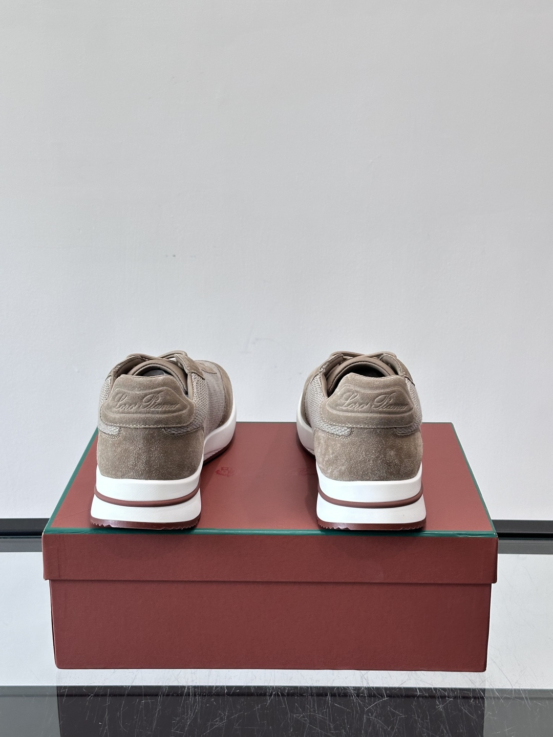 Loro Piana Week End Walk系列运动鞋，采用独家Pecora Nera®黑羊毛，原料