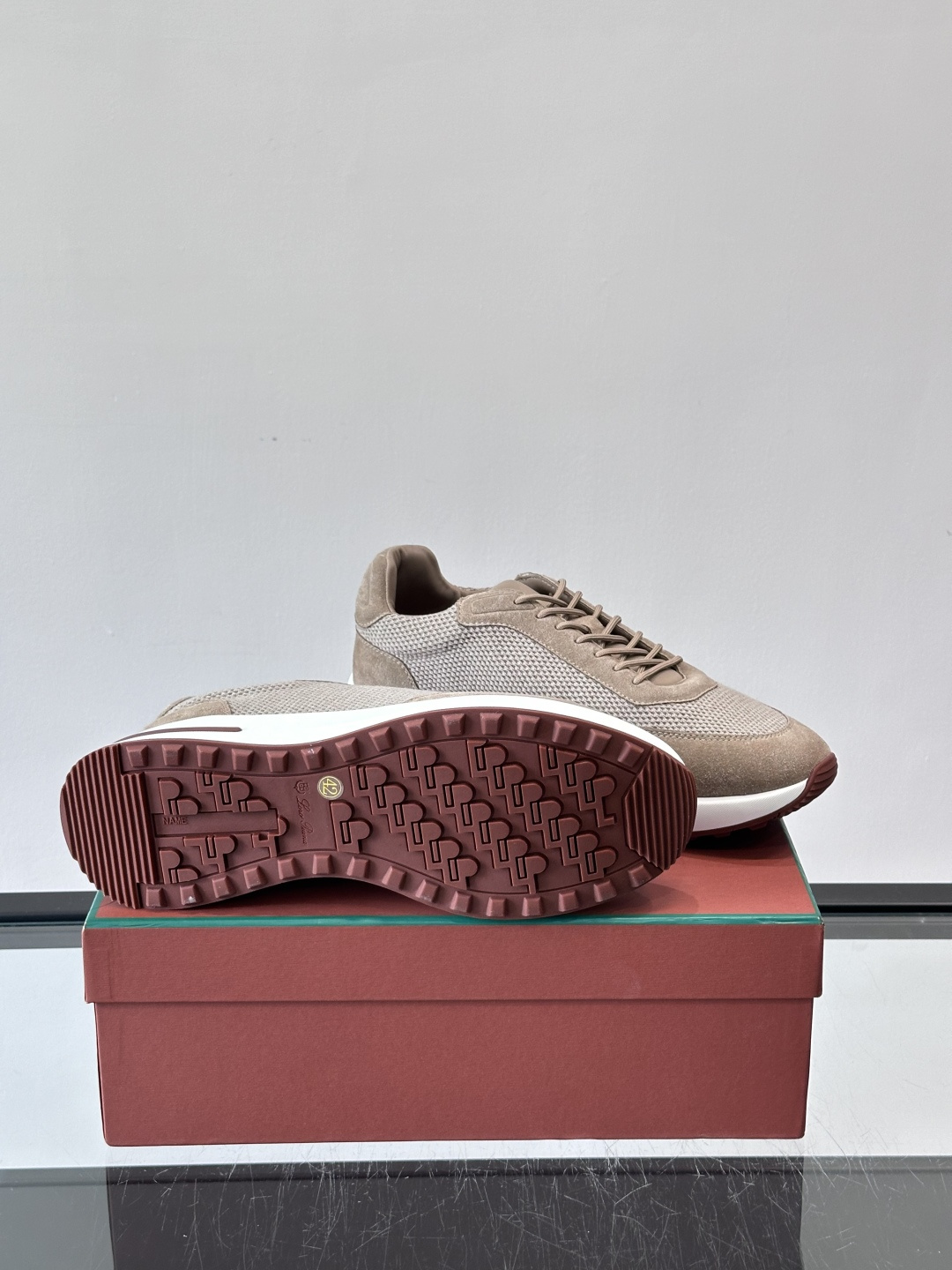 Loro Piana Week End Walk系列运动鞋，采用独家Pecora Nera®黑羊毛，原料