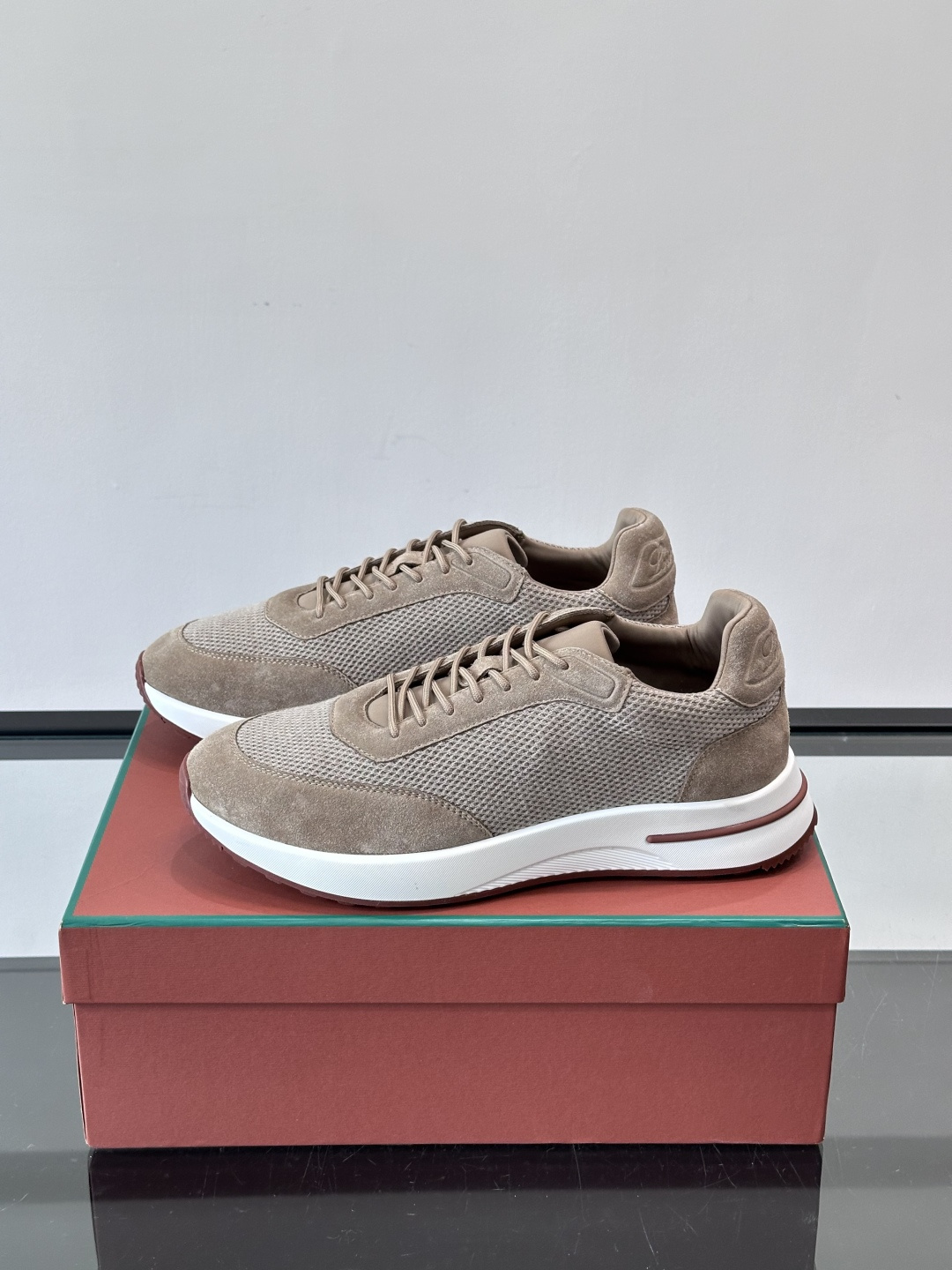 Loro Piana Week End Walk系列运动鞋，采用独家Pecora Nera®黑羊毛，原料