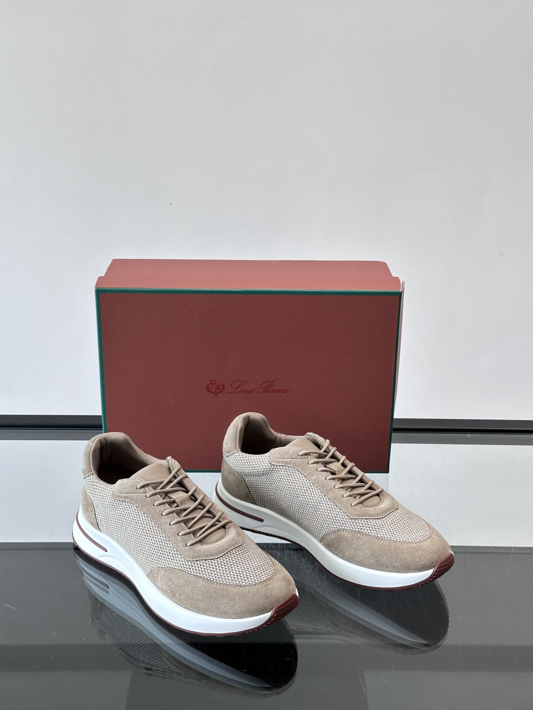 Loro Piana Week End Walk系列运动鞋，采用独家Pecora Nera®黑羊毛，原料