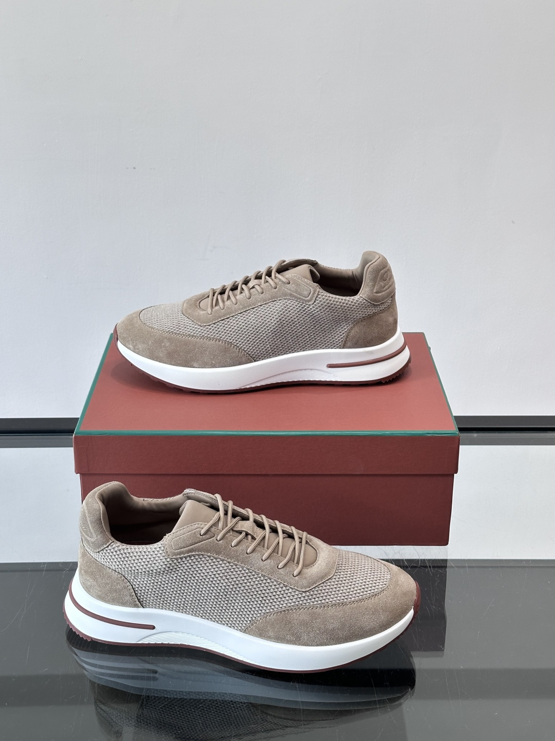 Loro Piana Week End Walk系列运动鞋，采用独家Pecora Nera®黑羊毛，原料