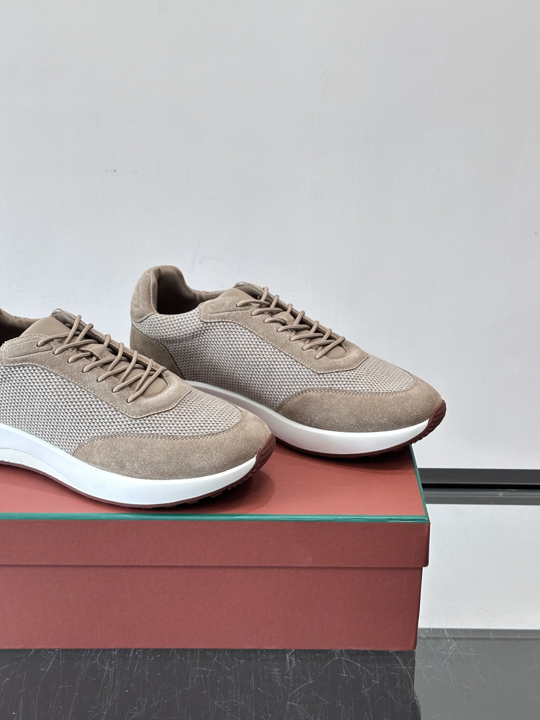 Loro Piana Week End Walk系列运动鞋，采用独家Pecora Nera®黑羊毛，原料