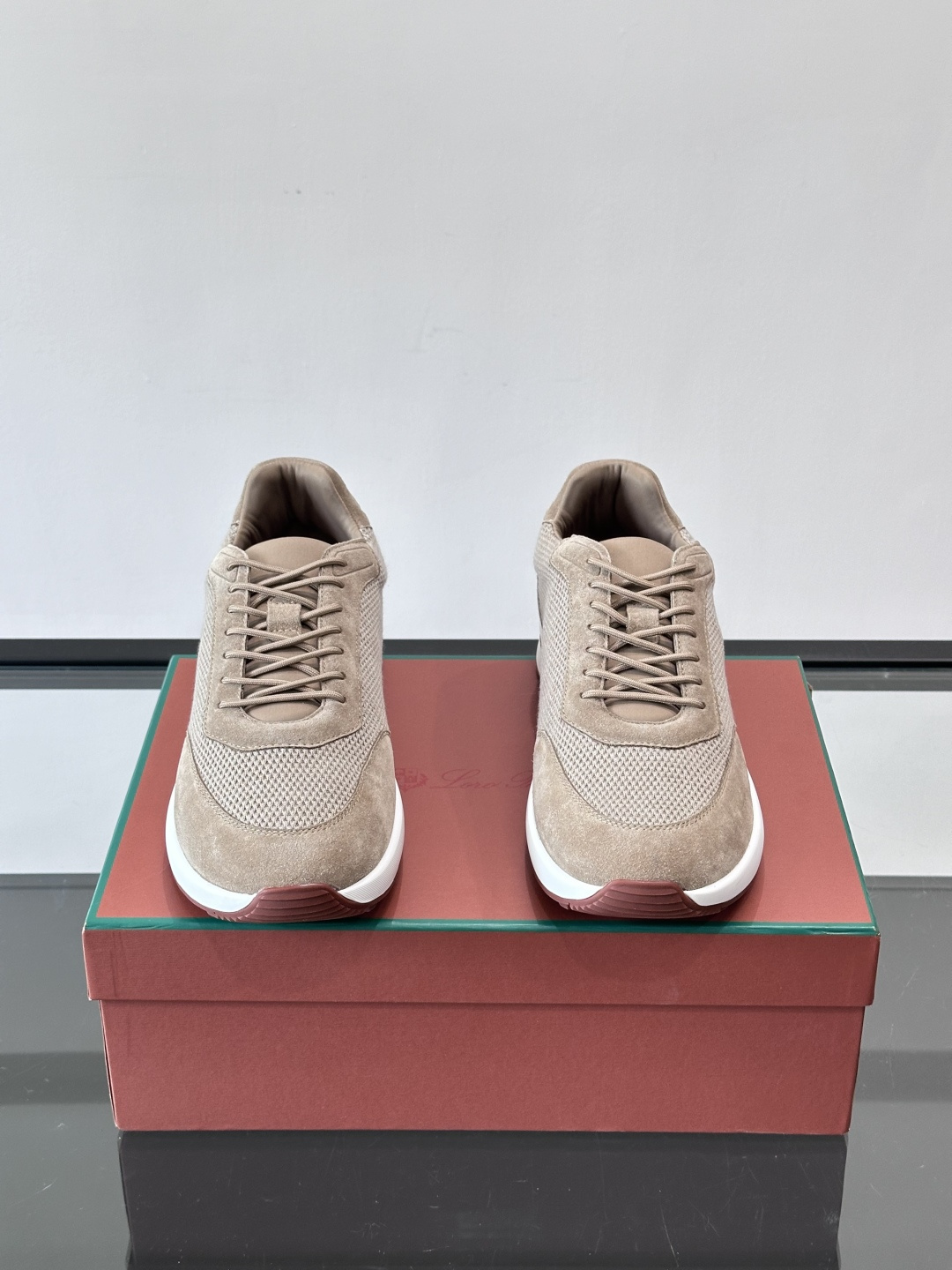 Loro Piana Week End Walk系列运动鞋，采用独家Pecora Nera®黑羊毛，原料