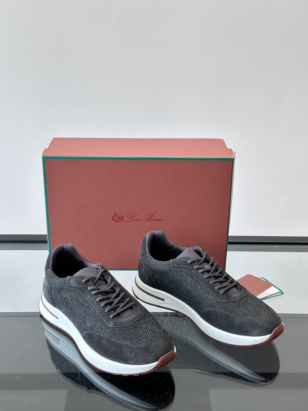 Loro Piana Week End Walk系列运动鞋，采用独家Pecora Nera®黑羊毛，原料