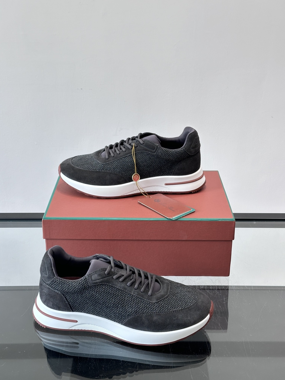 Loro Piana Week End Walk系列运动鞋，采用独家Pecora Nera®黑羊毛，原料