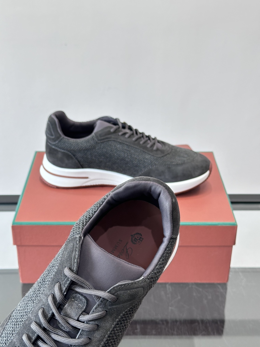 Loro Piana Week End Walk系列运动鞋，采用独家Pecora Nera®黑羊毛，原料