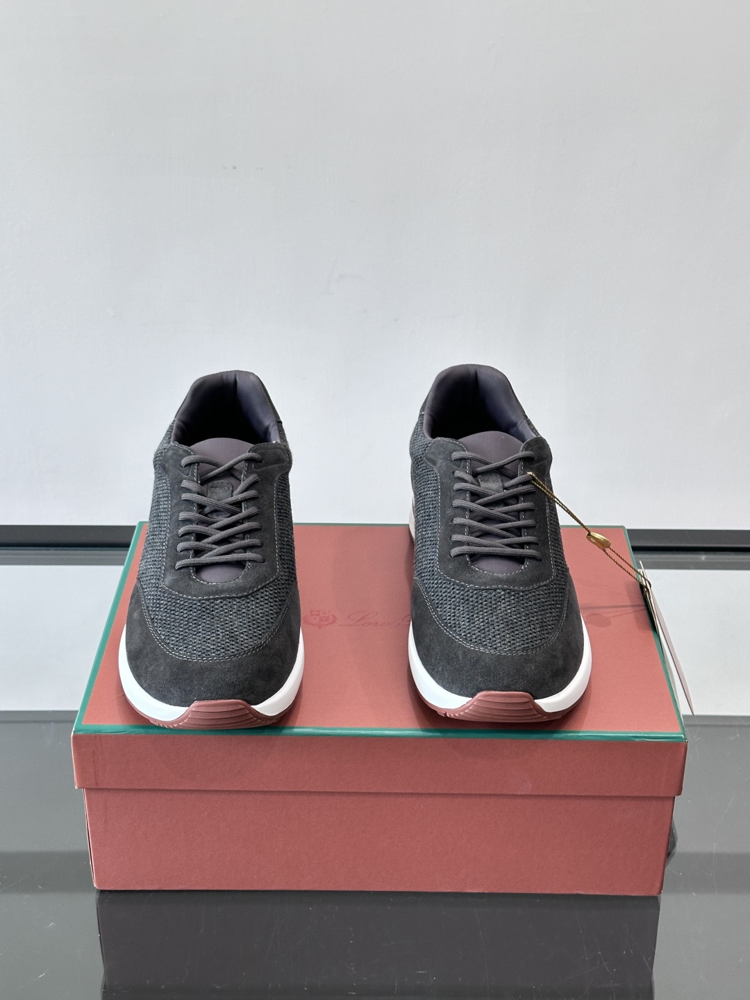 Loro Piana Week End Walk系列运动鞋，采用独家Pecora Nera®黑羊毛，原料