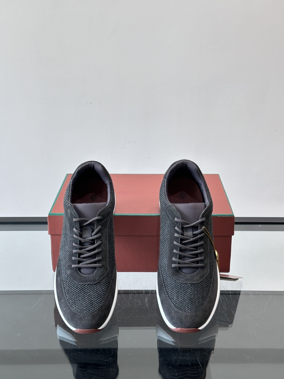 Loro Piana Week End Walk系列运动鞋，采用独家Pecora Nera®黑羊毛，原料