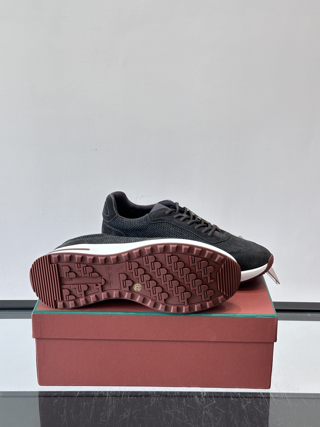 Loro Piana Week End Walk系列运动鞋，采用独家Pecora Nera®黑羊毛，原料