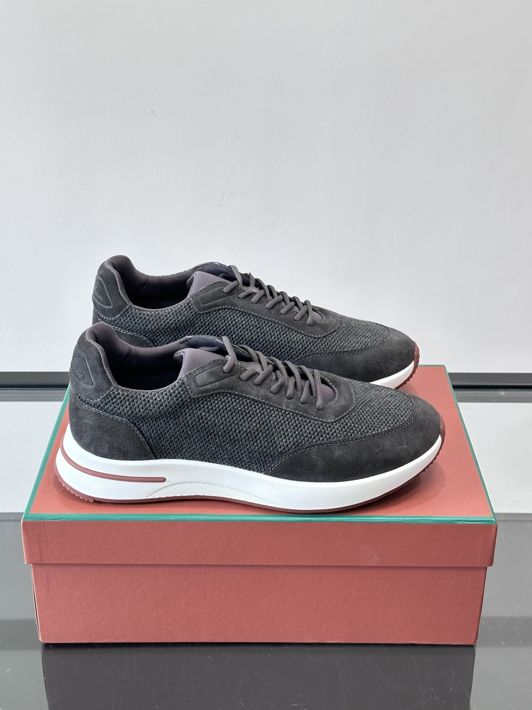 Loro Piana Week End Walk系列运动鞋，采用独家Pecora Nera®黑羊毛，原料