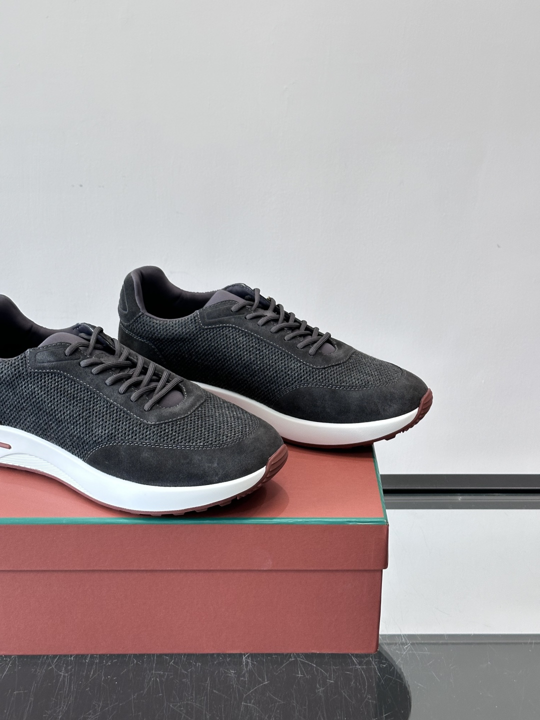 Loro Piana Week End Walk系列运动鞋，采用独家Pecora Nera®黑羊毛，原料