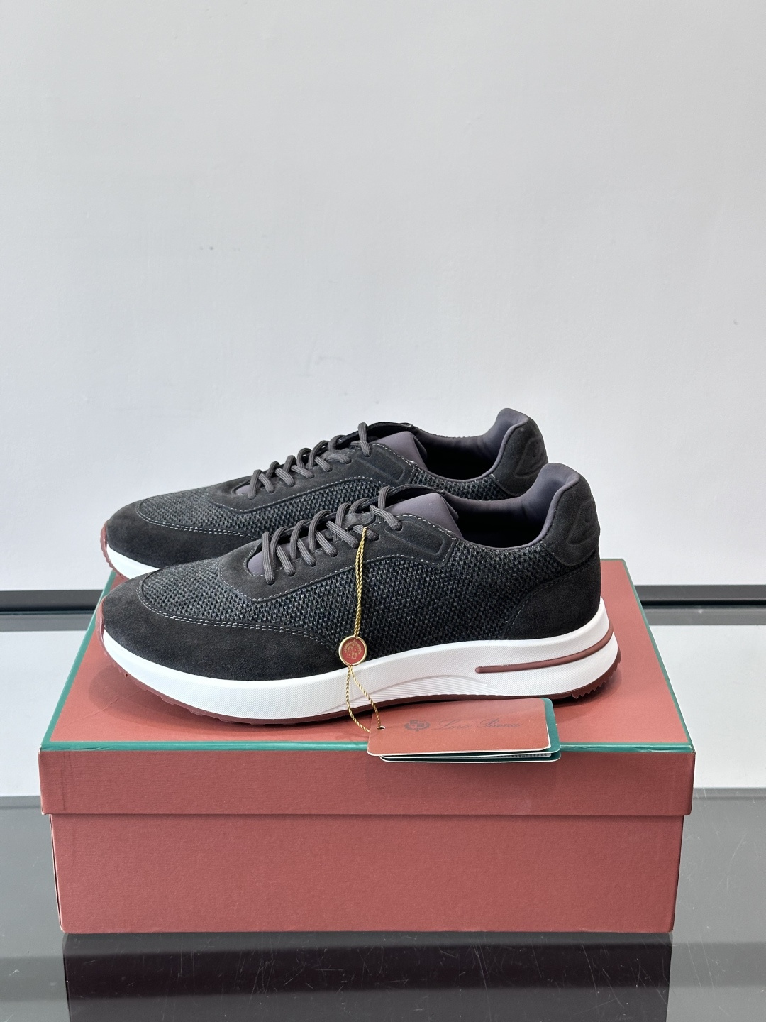 Loro Piana Week End Walk系列运动鞋，采用独家Pecora Nera®黑羊毛，原料