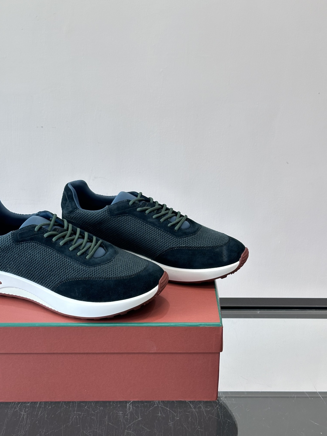 Loro Piana Week End Walk系列运动鞋，采用独家Pecora Nera®黑羊毛，原料