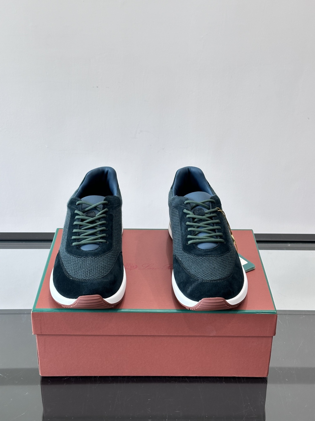 Loro Piana Week End Walk系列运动鞋，采用独家Pecora Nera®黑羊毛，原料