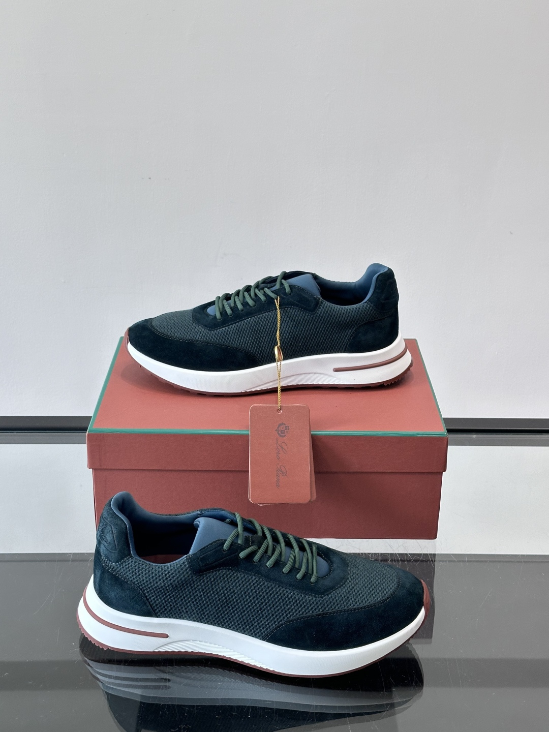 Loro Piana Week End Walk系列运动鞋，采用独家Pecora Nera®黑羊毛，原料