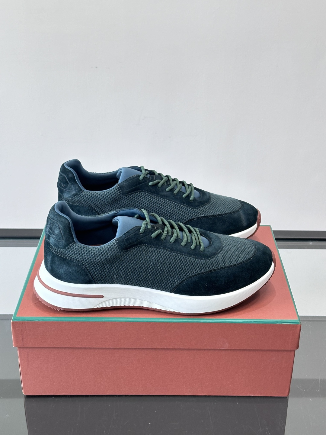 Loro Piana Week End Walk系列运动鞋，采用独家Pecora Nera®黑羊毛，原料