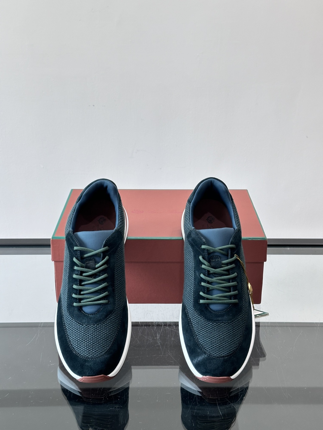 Loro Piana Week End Walk系列运动鞋，采用独家Pecora Nera®黑羊毛，原料