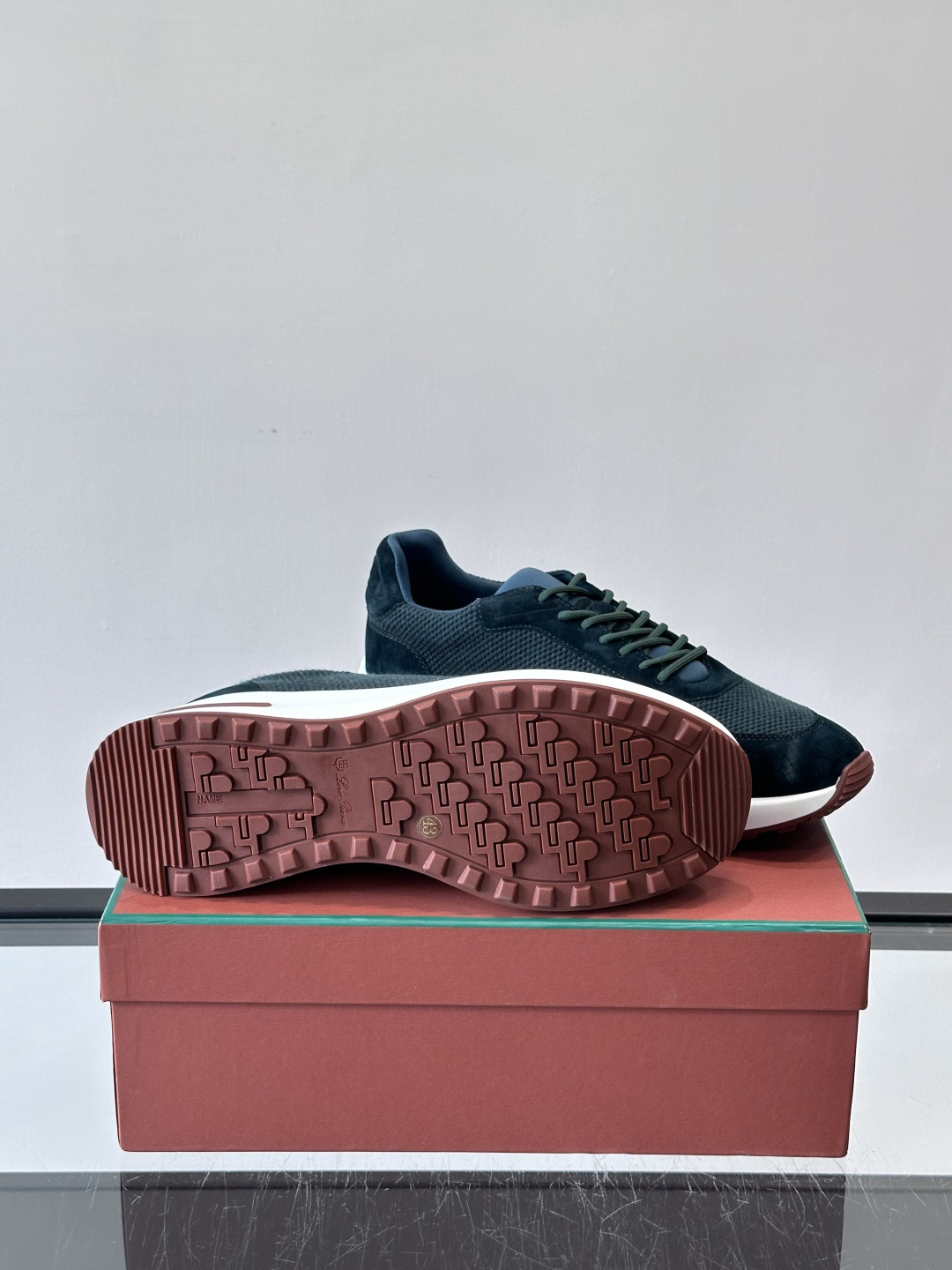 Loro Piana Week End Walk系列运动鞋，采用独家Pecora Nera®黑羊毛，原料