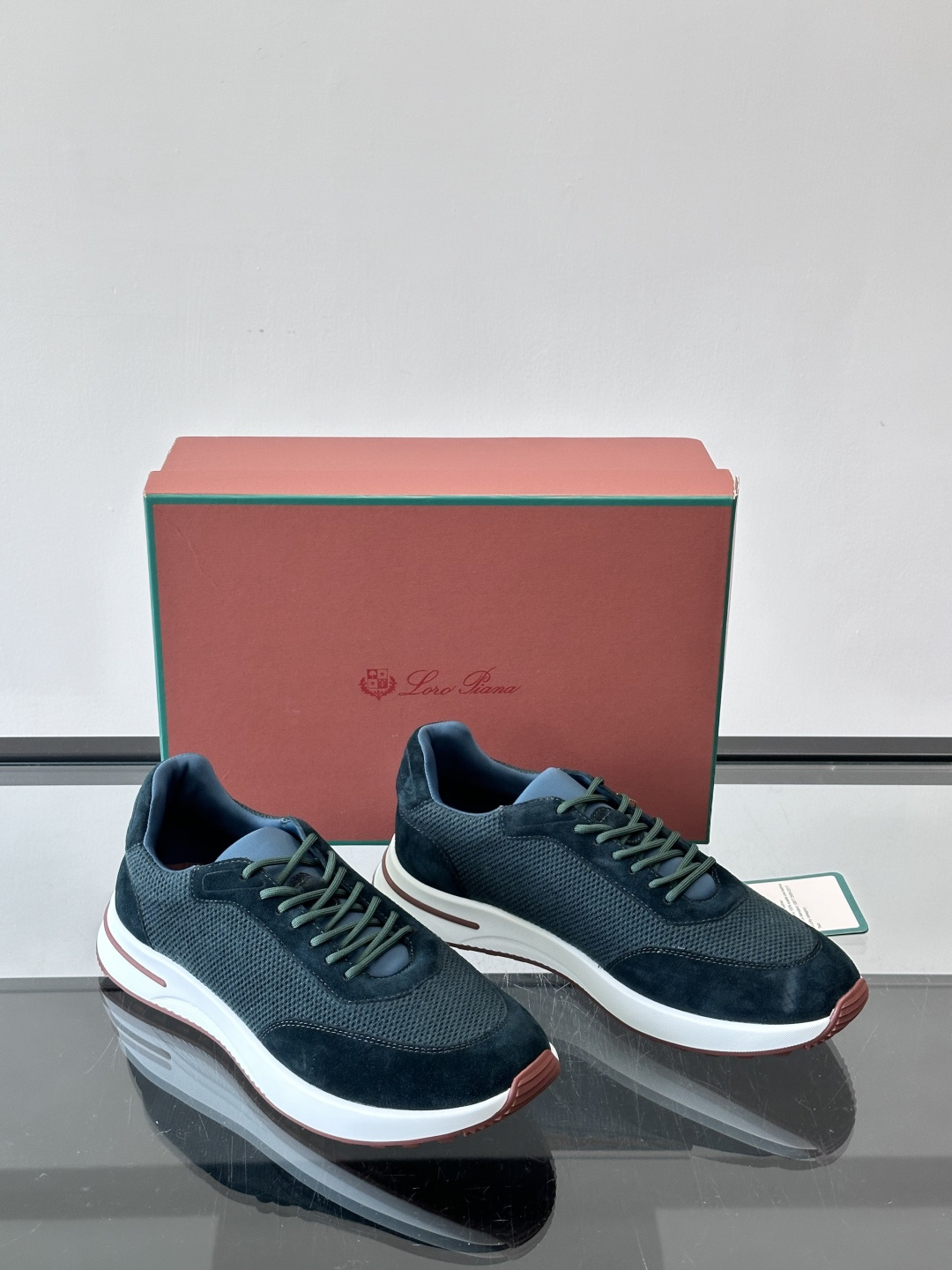 Loro Piana Week End Walk系列运动鞋，采用独家Pecora Nera®黑羊毛，原料