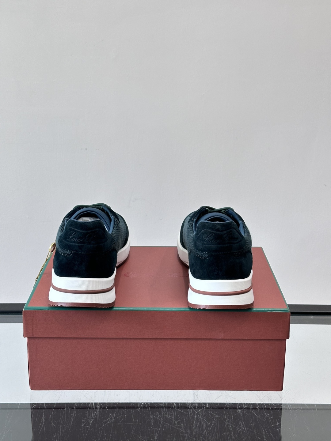 Loro Piana Week End Walk系列运动鞋，采用独家Pecora Nera®黑羊毛，原料