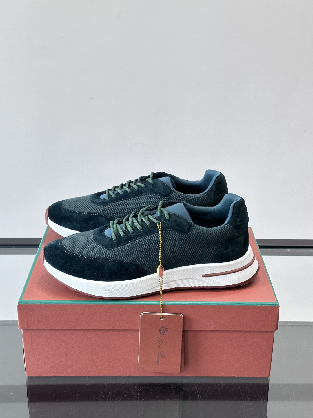 Loro Piana Week End Walk系列运动鞋，采用独家Pecora Nera®黑羊毛，原料