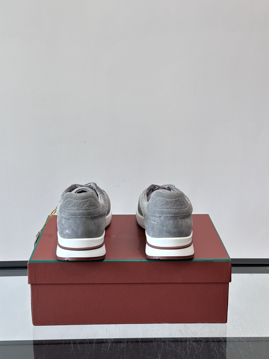 Loro Piana Week End Walk系列运动鞋，采用独家Pecora Nera®黑羊毛，原料