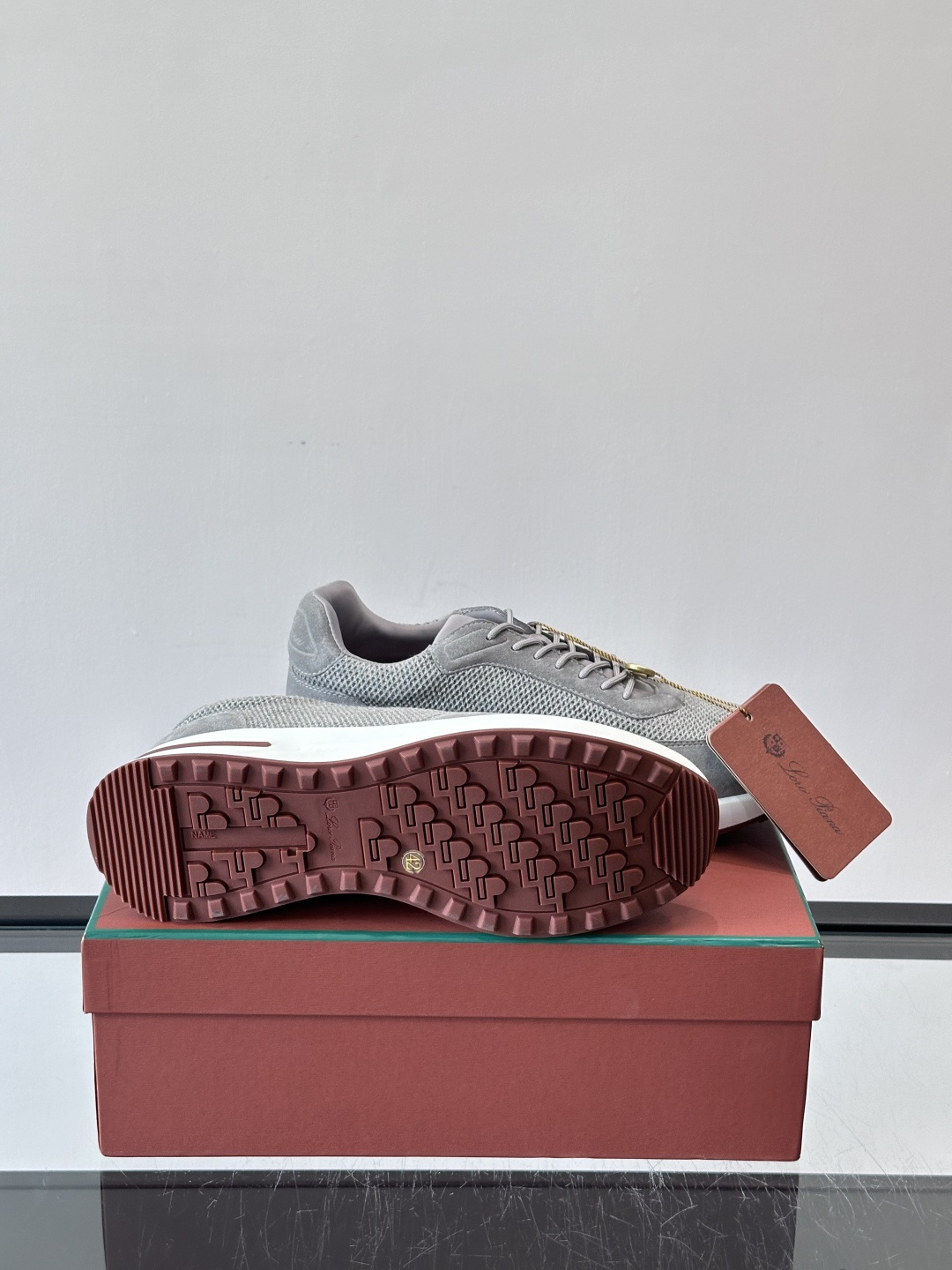 Loro Piana Week End Walk系列运动鞋，采用独家Pecora Nera®黑羊毛，原料