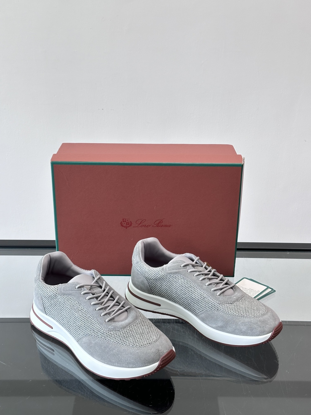 Loro Piana Week End Walk系列运动鞋，采用独家Pecora Nera®黑羊毛，原料