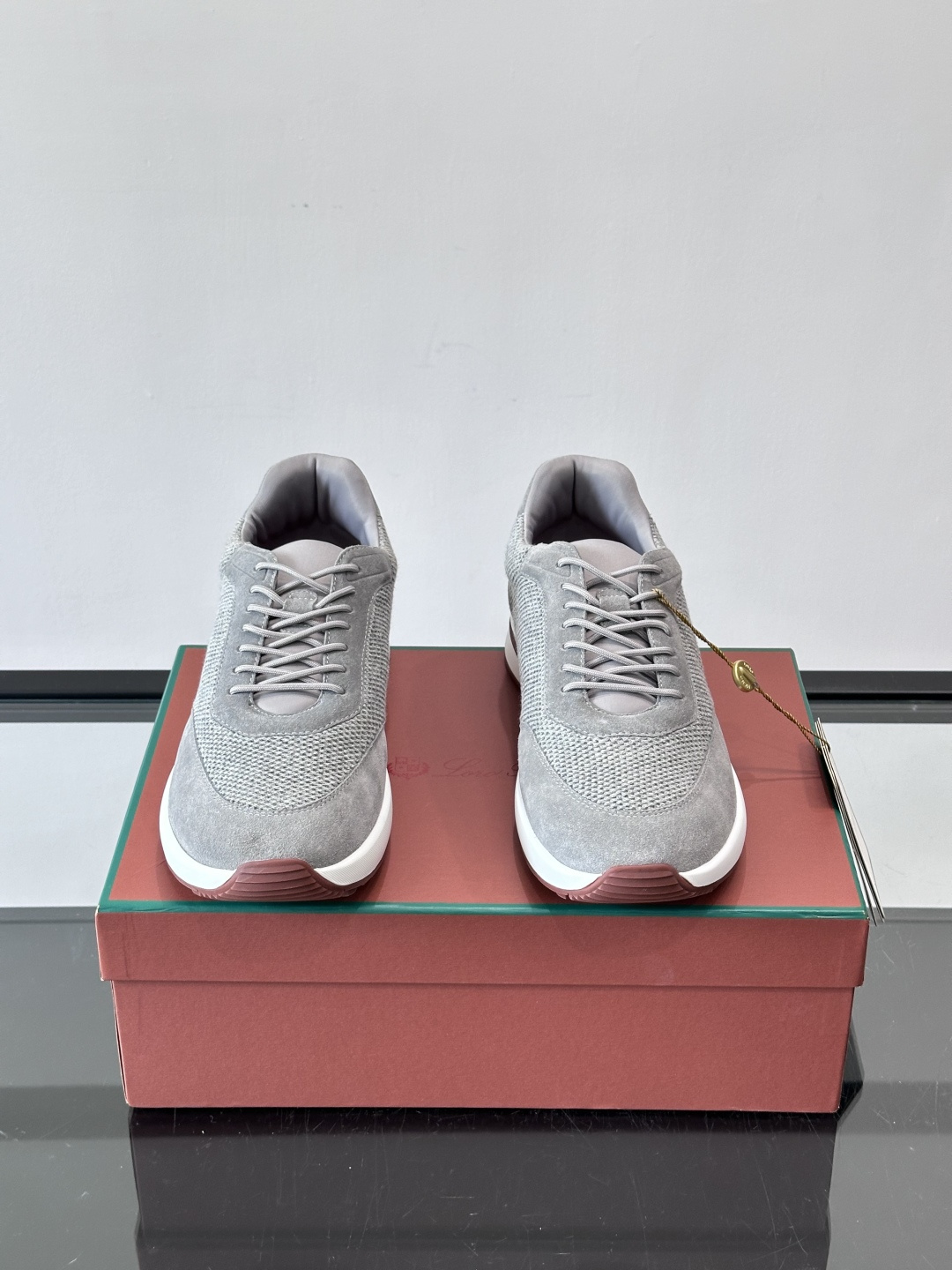 Loro Piana Week End Walk系列运动鞋，采用独家Pecora Nera®黑羊毛，原料