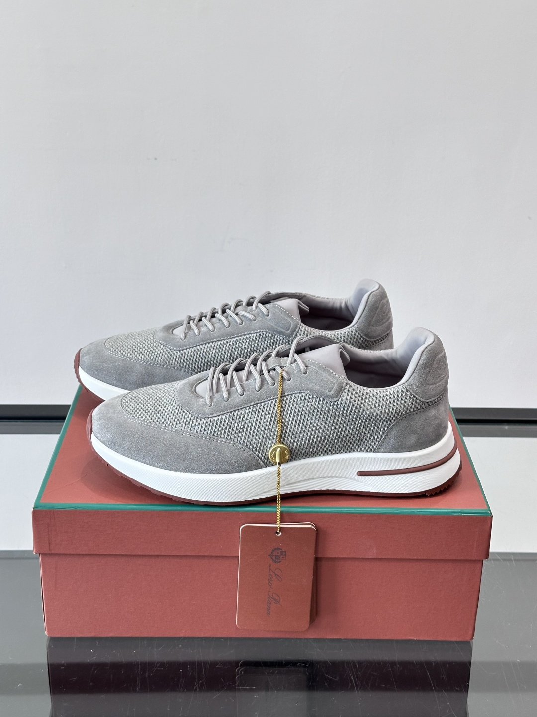 Loro Piana Week End Walk系列运动鞋，采用独家Pecora Nera®黑羊毛，原料