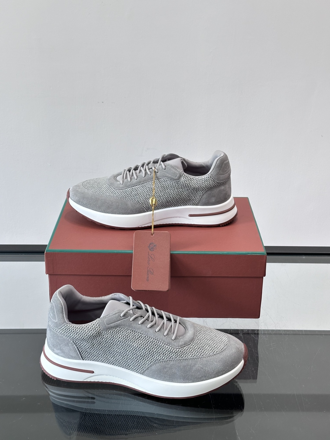 Loro Piana Week End Walk系列运动鞋，采用独家Pecora Nera®黑羊毛，原料