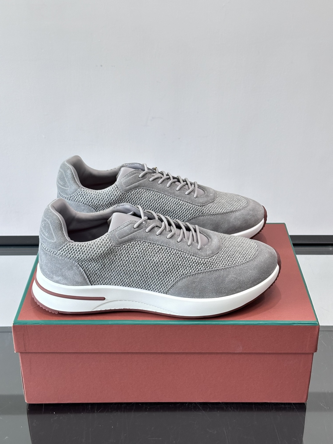 Loro Piana Week End Walk系列运动鞋，采用独家Pecora Nera®黑羊毛，原料