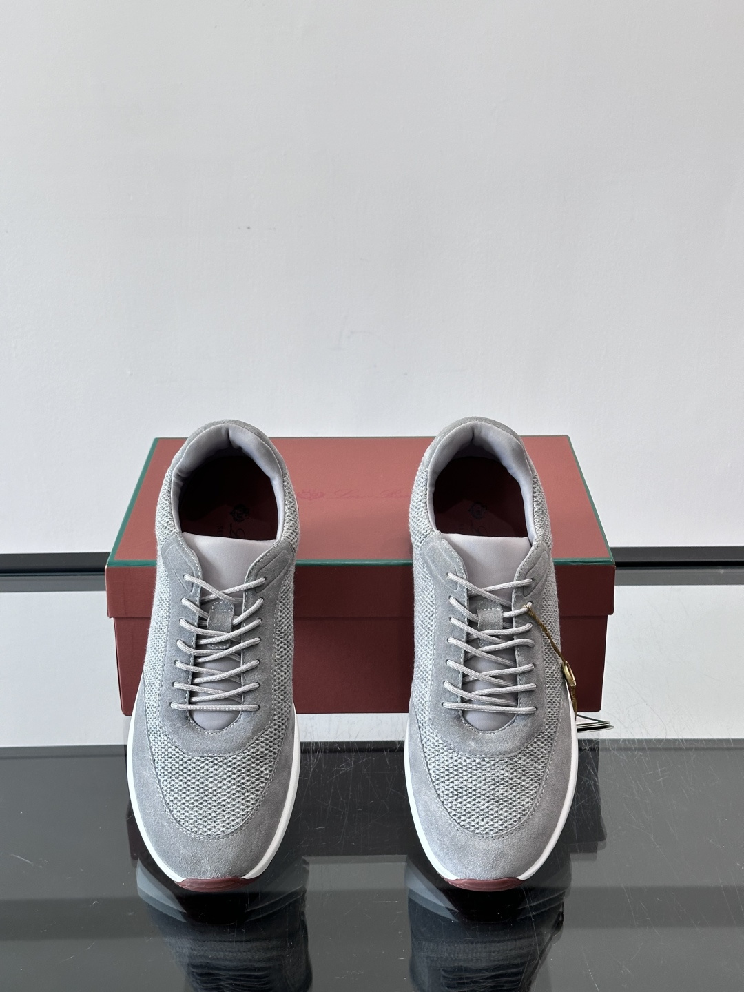 Loro Piana Week End Walk系列运动鞋，采用独家Pecora Nera®黑羊毛，原料