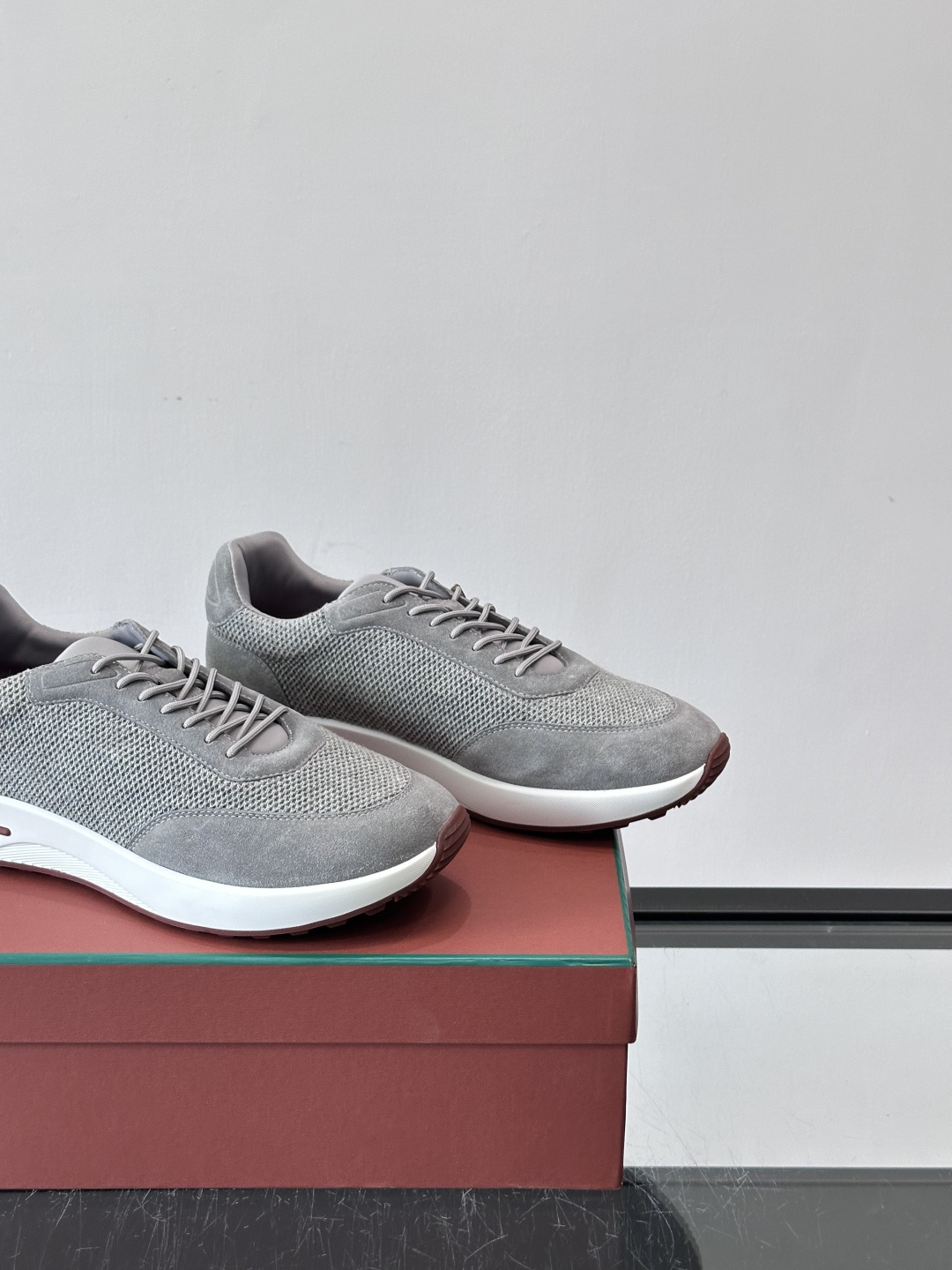 Loro Piana Week End Walk系列运动鞋，采用独家Pecora Nera®黑羊毛，原料