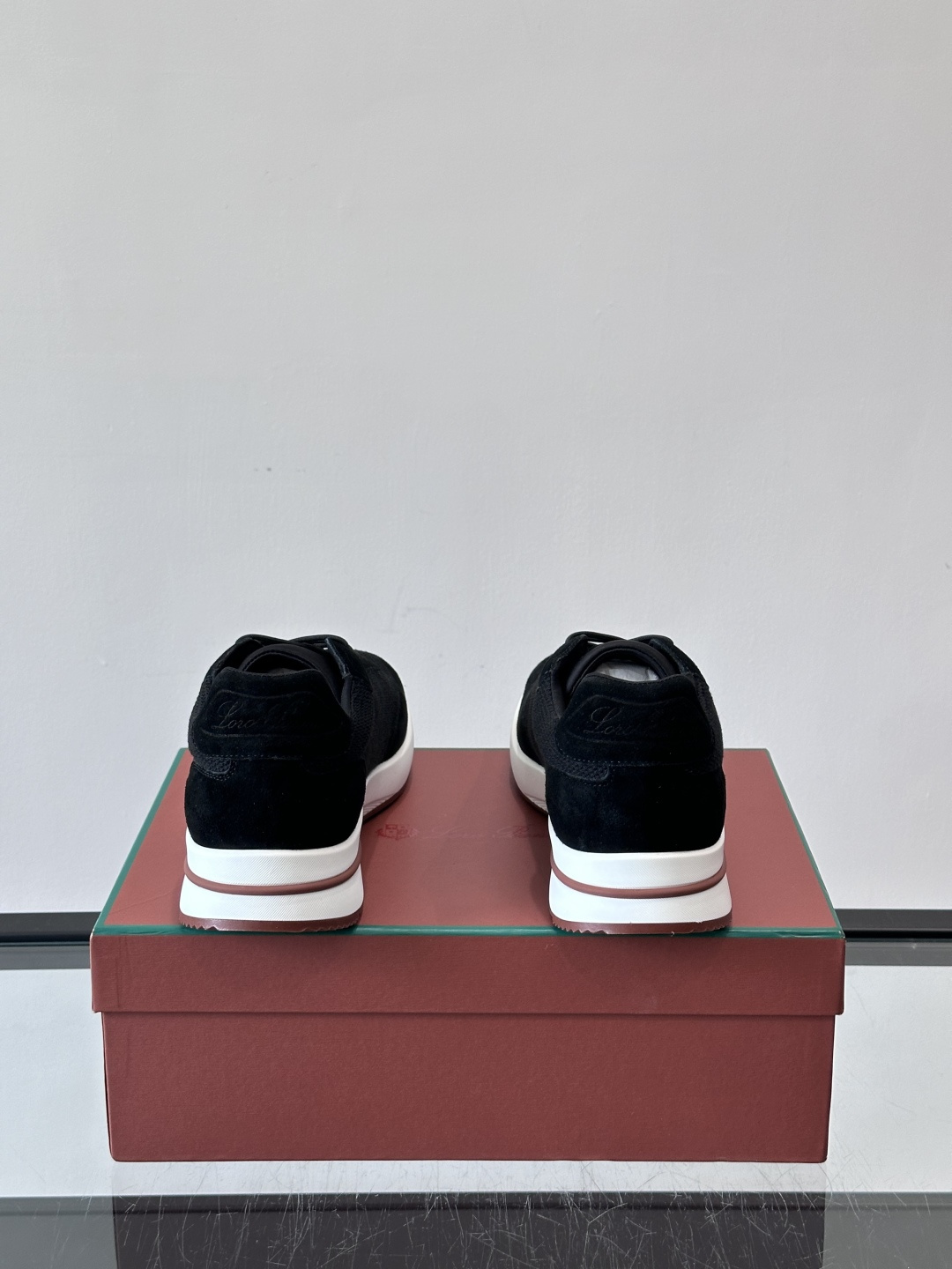 Loro Piana Week End Walk系列运动鞋，采用独家Pecora Nera®黑羊毛，原料